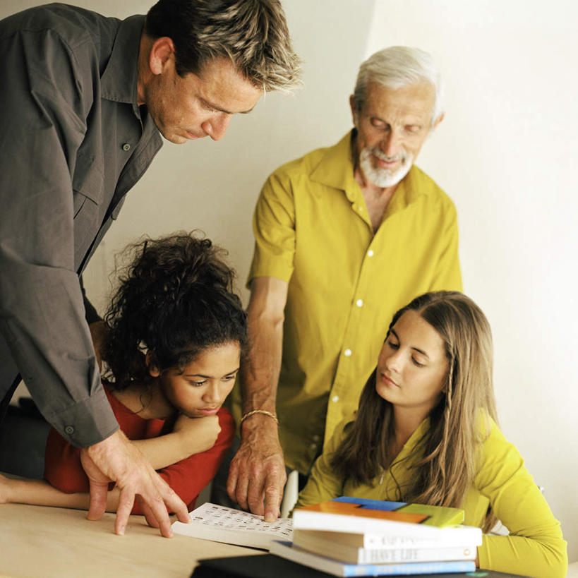 西方人,儿童,老年人,四个人,父亲,女儿,祖父,三代同堂,站,坐,方图,室内,白天,正面,纯洁,餐桌,桌子,书籍,欧洲,欧洲人,祖孙三代,小孩,站着,温暖,温馨,父女,父爱,可爱,童年,童趣,爷爷,餐台,祖孙,和睦,童真,烂漫,无邪,外孙女,外公,外祖父,天真,老年男性,男人,男性,年轻男性,年轻女性,女孩,女人,女性,白种人,孩子,年轻人,全家福,孙女,书,图书,站立,坐着,半身,彩图,融洽,女生,爸爸,多代同堂