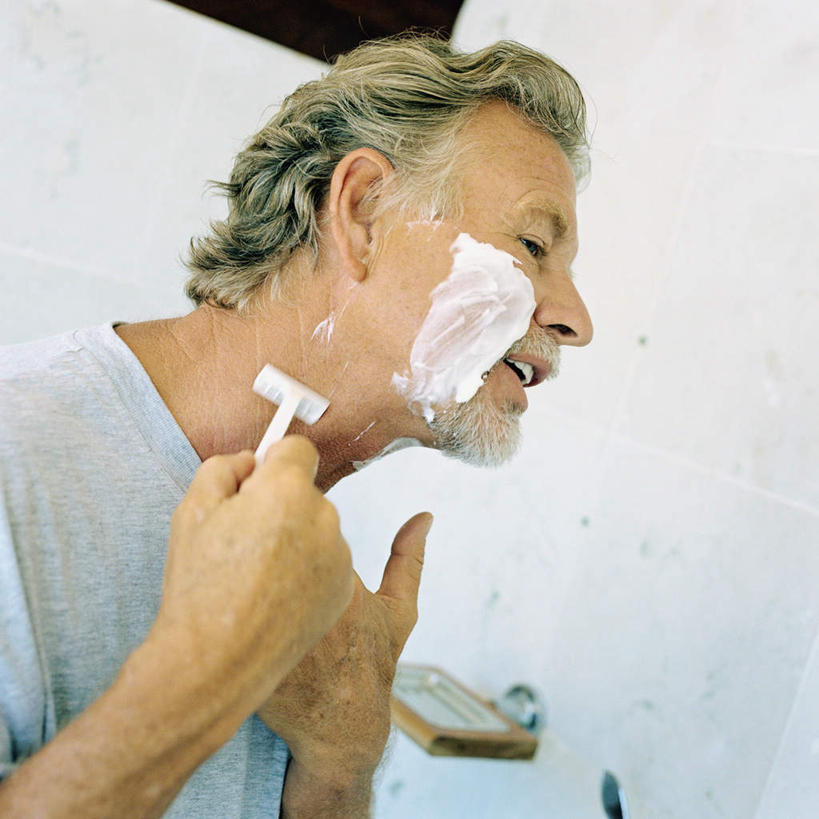 西方人,一个人,站,方图,室内,白天,仰视,欧洲,欧洲人,仅一个男性,仅一个人,仅一个中年男性,剃须刀,拿,拿着,泡泡,站着,男人,男性,中年男性,白种人,站立,半身,彩图,低角度拍摄