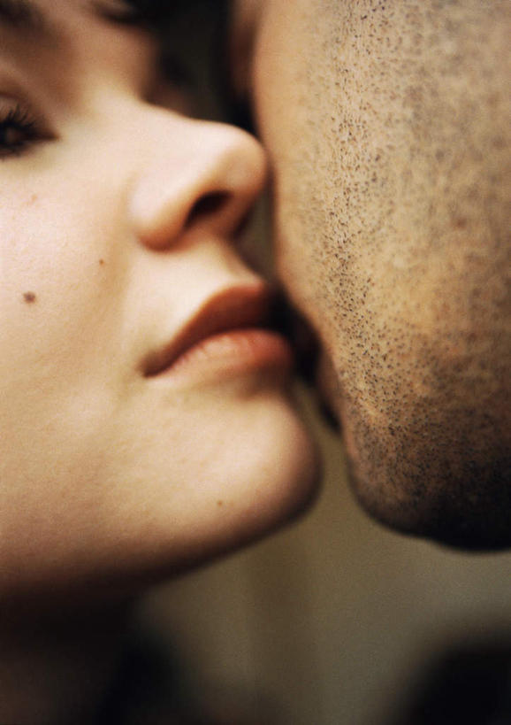 西方人,胡须,两个人,夫妻,站,竖图,室内,白天,侧面,爱情,欧洲,欧洲人,浪漫,相视,站着,面对面,恩爱,恋人,对视,相对,相看,男人,男性,年轻男性,年轻女性,女人,女性,白种人,胡子,小胡子,情侣,站立,半身,彩图,伴侣