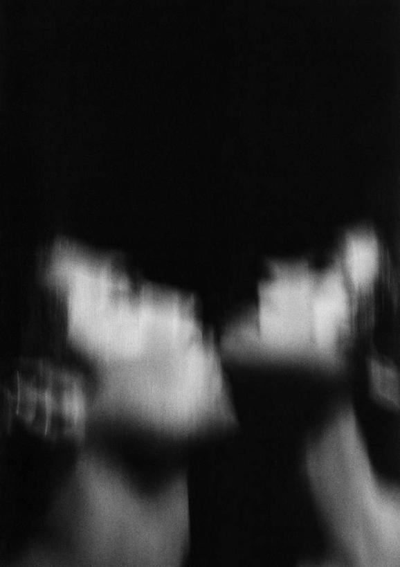 西方人,两个人,夫妻,站,吻,竖图,黑白,室内,白天,侧面,爱情,欧洲,欧洲人,朦胧,模糊,浪漫,站着,恩爱,恋人,男人,男性,年轻男性,年轻女性,女人,女性,白种人,情侣,接吻,亲,亲吻,亲嘴,站立,半身,伴侣