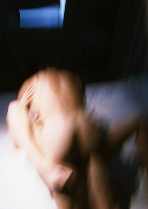 西方人,两个人,夫妻,躺,竖图,俯视,室内,白天,爱情,性感,欧洲,欧洲人,阴影,朦胧,模糊,光线,影子,浪漫,裸露,阳光,趴着,和谐,恩爱,激情,诱惑,恋人,赤裸,性,婚姻,欲望,性交,性行为,做爱,性生活,性爱,性关系,两性,性知识,生殖,生理,同居,情感,男人,男性,年轻男性,年轻女性,女人,女性,白种人,情侣,趴,躺着,半身,彩图,高角度拍摄,伴侣