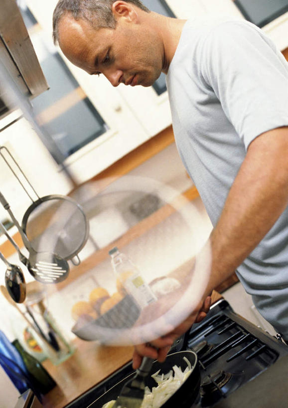 西方人,一个人,站,竖图,室内,白天,侧面,厨房,欧洲,欧洲人,仅一个男性,仅一个人,仅一个中年男性,锅盖,拿,拿着,站着,男人,男性,中年男性,白种人,站立,半身,彩图,灶间