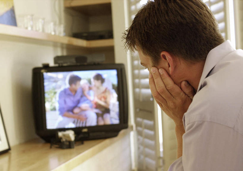 西方人,一个人,客厅,坐,横图,室内,白天,正面,柜子,电视,欧洲,欧洲人,仅一个男性,仅一个人,撑,托腮,注视,仅一个年轻男性,橱柜,观察,看,托,观看,察看,起居室,关注,托下巴,男人,男性,年轻男性,白种人,电视机,坐着,半身,彩图