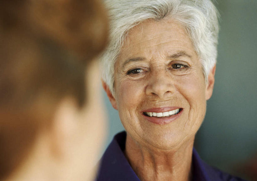 西方人,背部,两个人,家庭,母亲,女儿,站,笑,微笑,露齿笑,横图,室内,白天,正面,欧洲,欧洲人,朦胧,模糊,相视,站着,温暖,温馨,母女,一家人,面对面,母爱,对视,和睦,相对,相看,老年女性,年轻女性,女人,女性,白种人,站立,半身,彩图,融洽