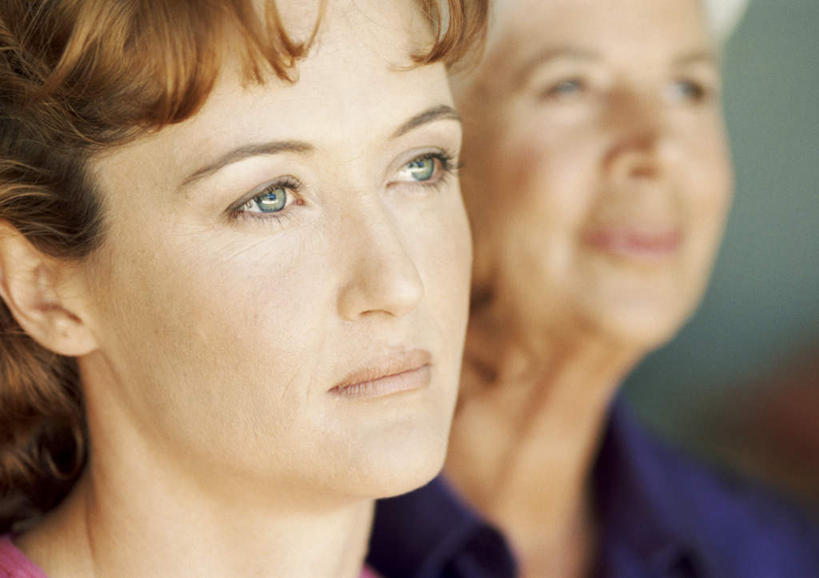 西方人,两个人,家庭,母亲,女儿,站,笑,微笑,横图,室内,白天,侧面,欧洲,欧洲人,朦胧,模糊,站着,温暖,温馨,母女,一家人,母爱,和睦,老年女性,年轻女性,女人,女性,白种人,站立,半身,彩图,融洽