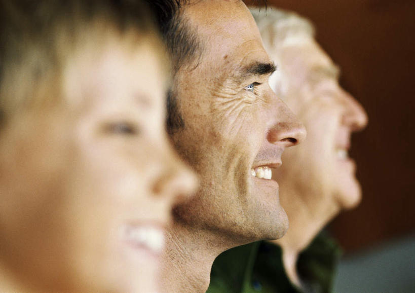 西方人,儿童,老年人,三个人,父亲,儿子,祖父,三代同堂,站,笑,微笑,露齿笑,横图,室内,白天,侧面,纯洁,欧洲,欧洲人,朦胧,模糊,祖孙三代,排列,小孩,站着,温暖,温馨,父子,父爱,可爱,童年,童趣,爷爷,祖孙,和睦,队列,童真,烂漫,无邪,外公,外祖父,外孙,外孙子,天真,老年男性,男孩,男人,男性,年轻男性,白种人,孩子,年轻人,全家福,孙子,站立,半身,彩图,融洽,男生,爸爸,多代同堂