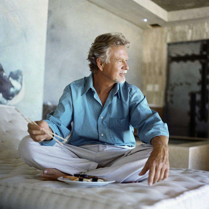 西方人,一个人,坐,盘腿,方图,室内,白天,正面,床,卧室,欧洲,欧洲人,仅一个男性,仅一个人,仅一个中年男性,服装,双人床,床单,休闲装,被子,衣服,休闲,休闲服,服饰,被单,男人,男性,中年男性,白种人,盘腿而坐,盘膝,盘着腿的,盘着腿坐,双腿交叉,坐着,彩图,全身,睡房,卧房