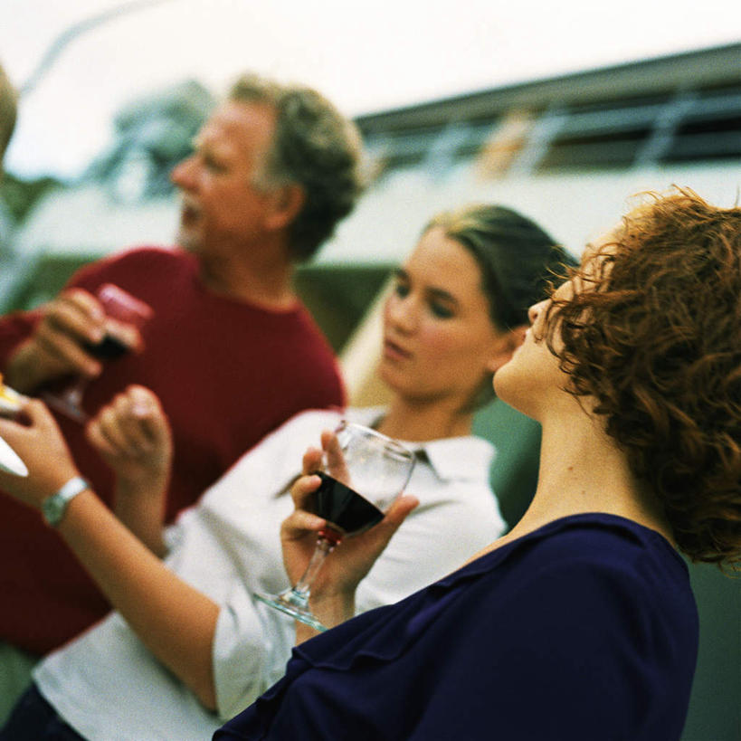 葡萄酒,西方人,三个人,家庭,母亲,女儿,站,方图,室外,白天,正面,杯子,欧洲,欧洲人,高脚杯,红酒杯,拿,拿着,玻璃制品,饮料,酒杯,站着,温暖,温馨,母女,一家人,母爱,和睦,男人,男性,年轻男性,年轻女性,女人,女性,白种人,玻璃杯,站立,半身,彩图,融洽