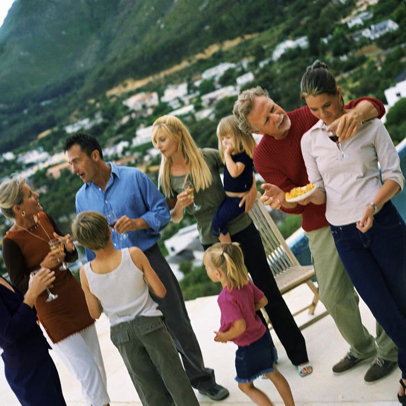 西方人,儿童,老年人,母亲,父亲,儿子,祖父,三代同堂,站,抱,方图,室外,白天,正面,纯洁,杯子,欧洲,欧洲人,许多人,拿,拿着,祖孙三代,玻璃制品,小孩,水杯,站着,一群人,温暖,温馨,父子,母子,父爱,可爱,母爱,童年,童趣,爷爷,抱着,祖孙,和睦,搂着,童真,烂漫,无邪,外公,外祖父,外孙,外孙子,天真,老年男性,男孩,男人,男性,年轻男性,年轻女性,女人,女性,白种人,孩子,年轻人,全家福,孙子,玻璃杯,搂,搂抱,站立,半身,彩图,融洽,男生,爸爸,多代同堂,妈妈