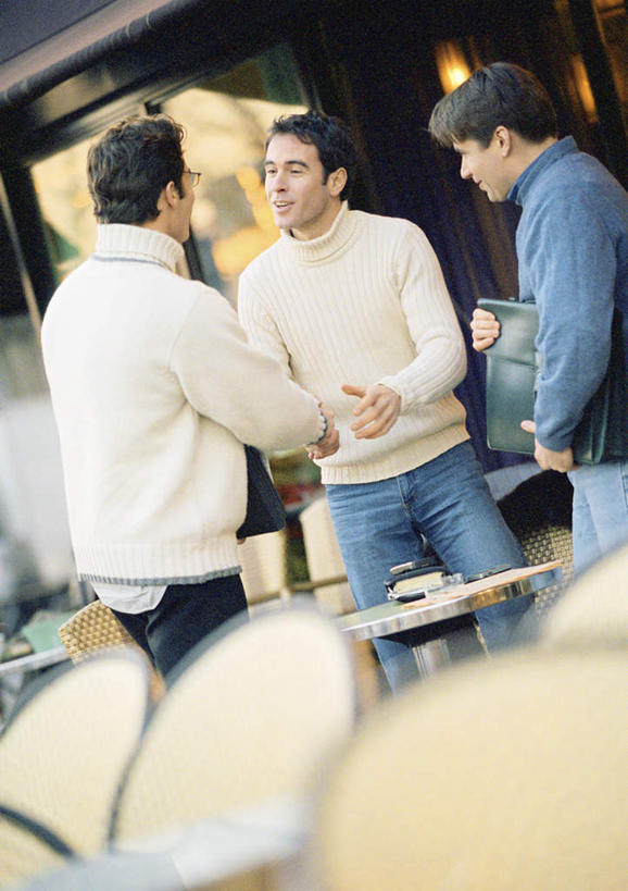 西方人,背部,三个人,伙伴,同事,朋友,商务人士,商务男性,站,握手,抱,竖图,室外,白天,正面,衬衫,友谊,成功,合作,团队,集体,信心,电脑,笔记本电脑,餐桌,桌子,欧洲,欧洲人,套装,朦胧,模糊,网络,眼镜,领带,通讯设备,队伍,站着,战略,餐台,抱着,无线,领导,成就,通信设备,商务装,无线网络,合伙,领袖,近视眼镜,无线上网,便携式电脑,工薪阶层,联合,合谋,配合,协作,手提电脑,男人,男性,年轻男性,白种人,年轻人,白领,上班族,搀手,拉手,手搀手,手拉手,手牵手,手握手,站立,半身,彩图,衬衣