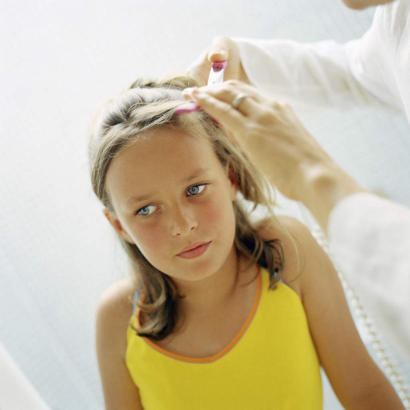 西方人,儿童,一个人,理发师,站,坐,方图,室内,白天,正面,纯洁,欧洲,欧洲人,仅一个女性,仅一个人,握,朦胧,模糊,拿,拿着,小孩,站着,仅一个小孩,可爱,童年,童趣,握着,剪发,理发店,童真,烂漫,无邪,天真,女孩,女人,女性,白种人,孩子,发型师,理发员,美发师,站立,坐着,半身,彩图,理发,女生