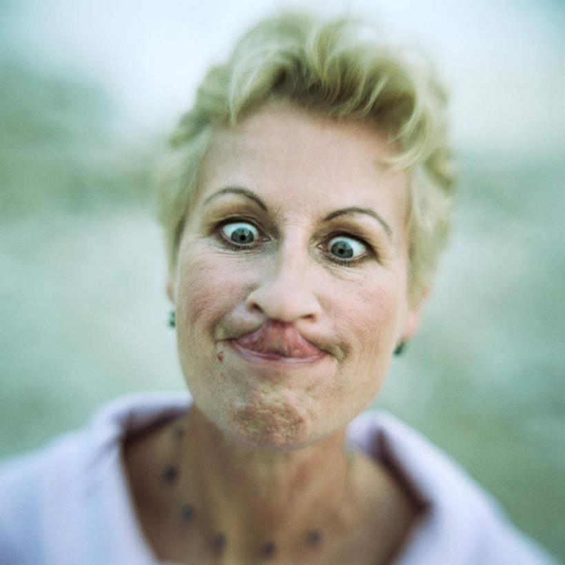 西方人,脸,头,眼睛,脸颊,一个人,站,竖图,室外,特写,白天,正面,欧洲,欧洲人,瞳孔,仅一个女性,仅一个人,朦胧,模糊,吐舌头,伸舌头,站着,仅一个中年女性,鬼脸,吐舌,舔,眼部,斗鸡眼,对眼,内斜,女人,女性,中年女性,白种人,头部,脸部,脸蛋,面部,眼,站立,半身,彩图