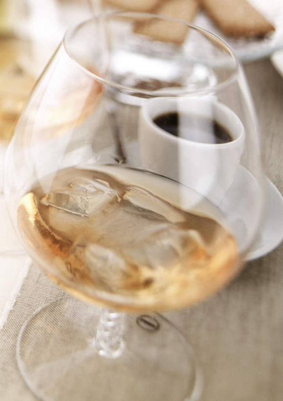 咖啡,无人,竖图,俯视,室内,特写,白天,桌面,杯子,餐具,阴影,光线,瓷器,碟子,高脚杯,盘,影子,咖啡杯,陶瓷制品,红酒杯,一杯,玻璃制品,一个,阳光,盘子,酒杯,碟,单个,瓷杯,玻璃杯,彩图,高角度拍摄