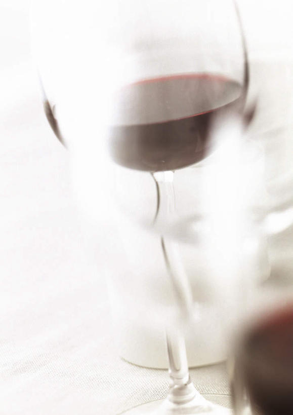 葡萄酒,无人,竖图,俯视,室内,特写,白天,桌面,杯子,阴影,朦胧,模糊,光线,高脚杯,影子,红酒杯,两杯,玻璃制品,两个,红色,阳光,酒杯,玻璃杯,彩图,高角度拍摄