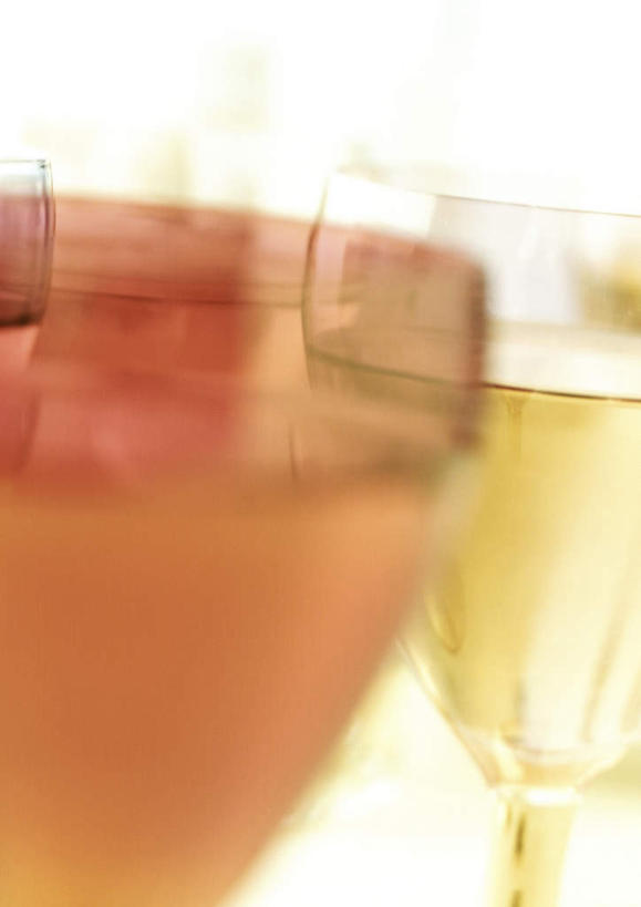 葡萄酒,无人,竖图,俯视,室内,特写,白天,桌面,杯子,阴影,朦胧,模糊,光线,高脚杯,影子,红酒杯,两杯,玻璃制品,酒,两个,黄色,红色,阳光,酒杯,玻璃杯,彩图,高角度拍摄