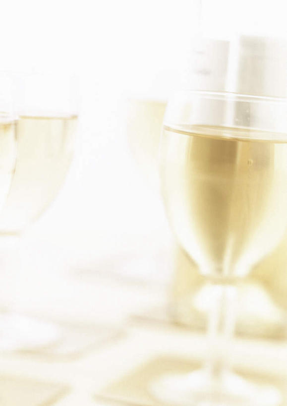 葡萄酒,无人,竖图,俯视,室内,特写,白天,桌面,杯子,阴影,朦胧,模糊,光线,高脚杯,影子,红酒杯,两杯,玻璃制品,酒,白色,阳光,酒杯,玻璃杯,彩图,高角度拍摄