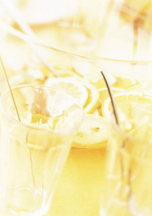 无人,竖图,俯视,室内,特写,白天,桌面,柠檬,杯子,水果,一堆,许多,切开,阴影,堆叠,堆积,朦胧,模糊,新鲜,光线,高脚杯,影子,生食,食品,果实,两杯,玻璃制品,食物,饮料,黄色,阳光,酒杯,切,有机食品,绿色食品,堆,剖面,切面,潘趣酒,玻璃杯,益母果,柠果,彩图,高角度拍摄