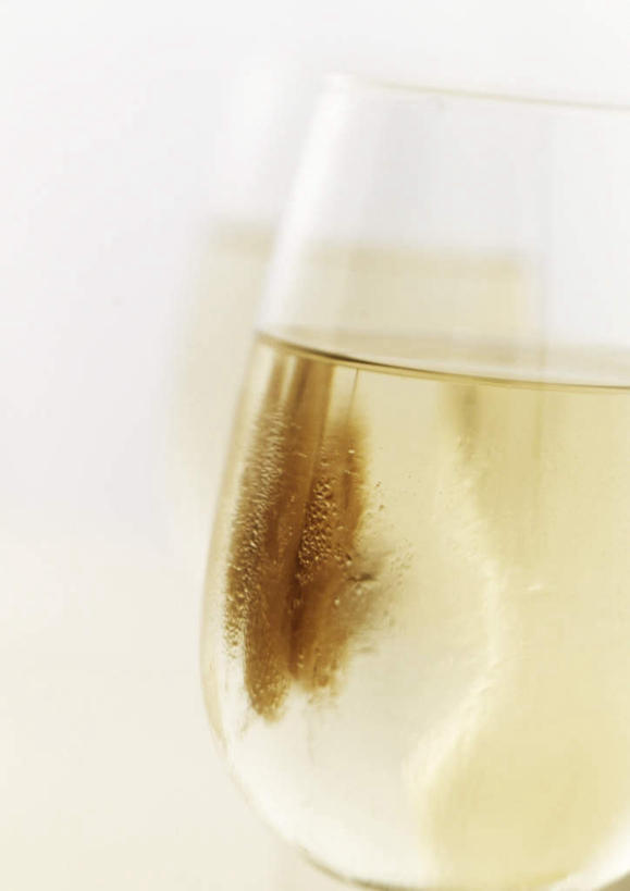 葡萄酒,无人,竖图,室内,特写,白天,正面,桌面,杯子,阴影,朦胧,模糊,光线,高脚杯,影子,红酒杯,两杯,玻璃制品,白色,阳光,酒杯,玻璃杯,彩图