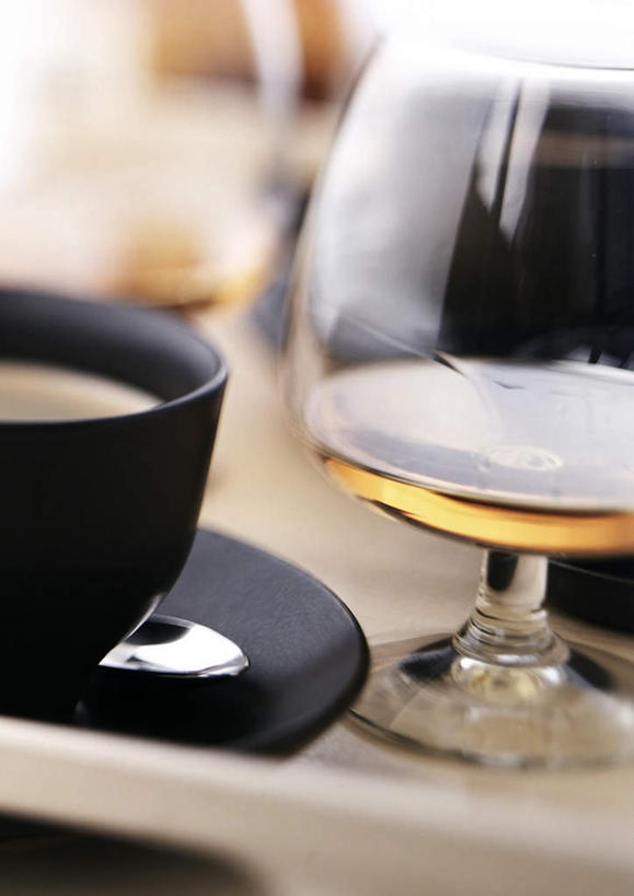 咖啡,无人,竖图,俯视,室内,特写,白天,水,桌面,杯子,餐具,阴影,朦胧,模糊,光线,瓷器,碟子,高脚杯,盘,液体,影子,水滴,咖啡杯,陶瓷制品,红酒杯,白兰地,一杯,玻璃制品,酒,阳光,盘子,酒杯,碟,瓷杯,格拉巴,格拉帕,白兰地酒,玻璃杯,彩图,高角度拍摄,格拉巴酒