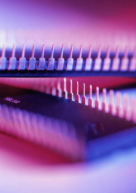 无人,竖图,俯视,室内,白天,零件,三块,一堆,一排,阴影,堆叠,堆积,朦胧,模糊,整齐,光线,金属,影子,排列,粉色,阳光,堆,芯片,部件,电脑芯片,队列,彩图,高角度拍摄