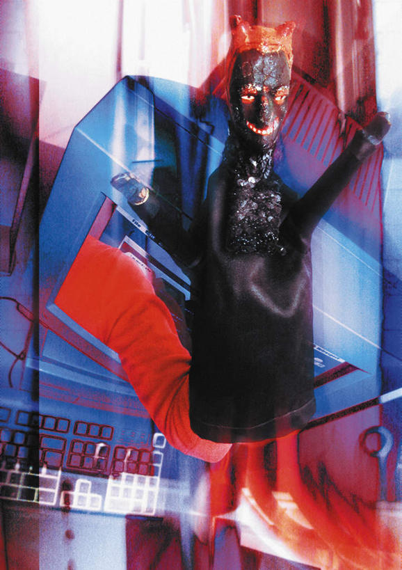 西方人,手,头发,一个人,无人,举,竖图,室内,白天,正面,电脑,显示器,鼠标,键盘,数码,科技,欧洲,欧洲人,仅一个男性,仅一个人,握,阴影,光线,网络,影子,高光,几何,计算机图形,拿,合成,拿着,输入设备,通讯设备,仅一个年轻男性,衣服,红色,黑色,阳光,托,手部,台式电脑,握着,一台,电脑合成图,数码合成图,通信设备,怪物,输出设备,写实,具体,具象,怪兽,男人,男性,年轻男性,白种人,举起,举手,举着,向上举,向上伸,向上托,半身,彩图