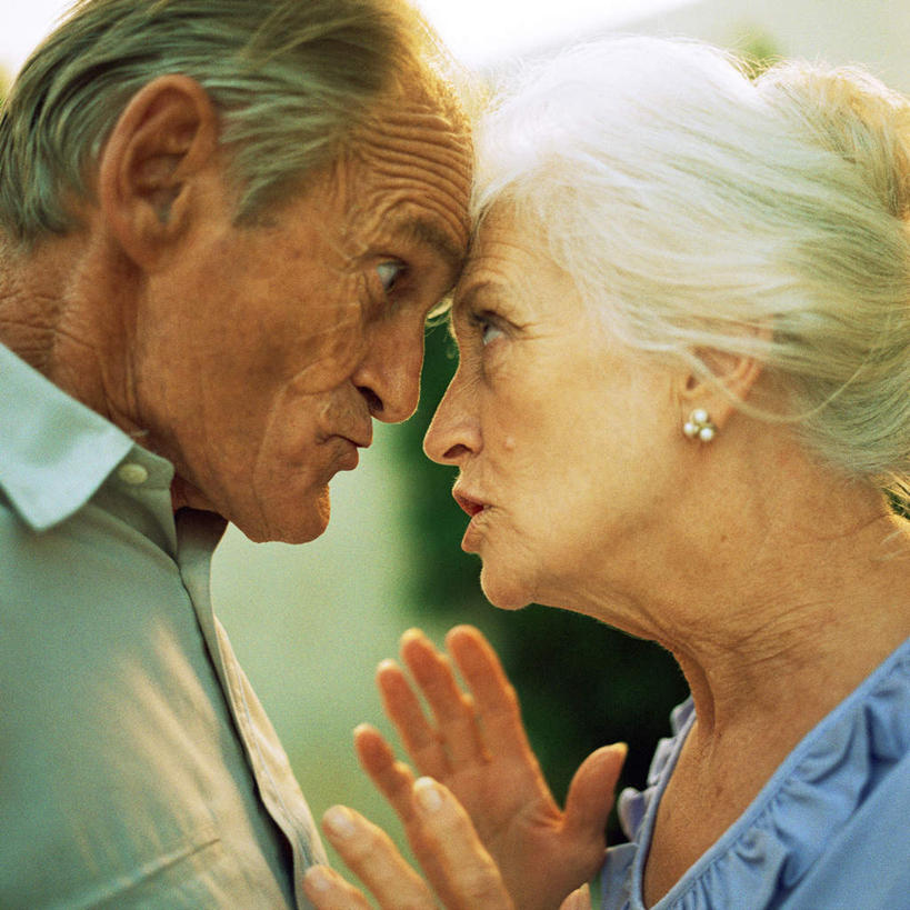 西方人,两个人,夫妻,举,说,方图,室外,白天,侧面,爱情,讨论,欧洲,欧洲人,浪漫,顶,注视,相视,观察,看,托,面对面,恩爱,恋人,观看,对视,争吵,察看,关注,相对,相看,交流,老年男性,老年女性,男人,男性,女人,女性,白种人,情侣,沟通,讲话,交谈,举起,举手,举着,商讨,说话,谈话,向上举,向上伸,向上托,半身,彩图,伴侣