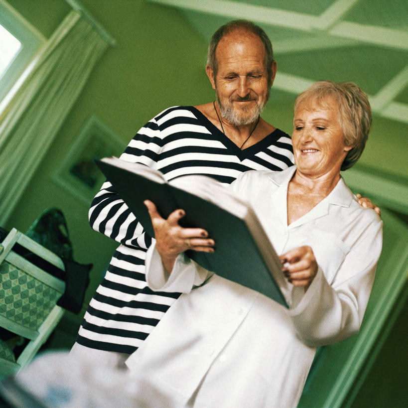 西方人,两个人,夫妻,站,举,笑,微笑,方图,室内,白天,仰视,爱情,椅子,欧洲,欧洲人,睡衣,朦胧,模糊,相册,木椅,记事本,浪漫,注视,本子,笔记本,观察,看,托,站着,恩爱,搭,恋人,观看,察看,搭着,关注,老年男性,老年女性,男人,男性,女人,女性,白种人,情侣,举起,举手,举着,向上举,向上伸,向上托,站立,半身,彩图,低角度拍摄,伴侣