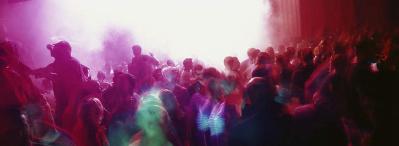 西方人,站,横图,室内,白天,夜晚,正面,聚会,奢侈,跳舞,夜生活,欧洲,欧洲人,朦胧,模糊,许多人,娱乐,站着,一群人,休闲,放松,夜店,舞姿,男人,男性,年轻男性,年轻女性,女人,女性,白种人,站立,半身,彩图,舞蹈