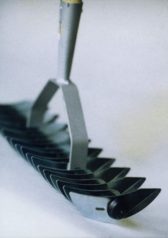 无人,竖图,俯视,室内,特写,白天,白色背景,静物,金属制品,朦胧,模糊,金属,工具,一个,摄影,影棚,单个,耙,农具,彩图,高角度拍摄,影棚拍摄,拍摄