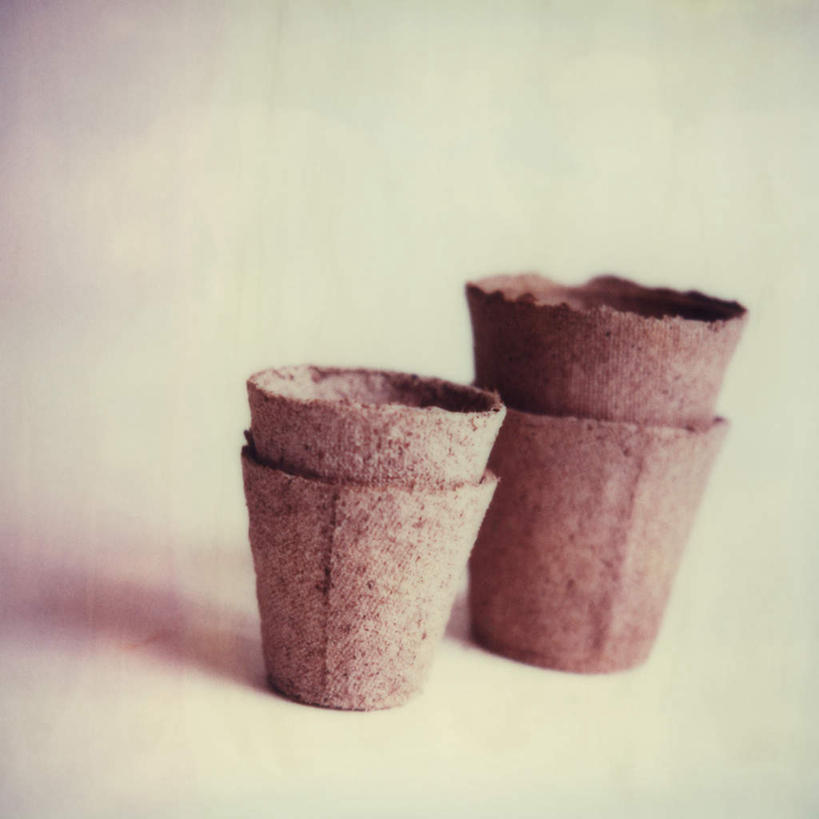 无人,方图,俯视,室内,特写,白天,白色背景,静物,花盆,一堆,堆叠,堆积,朦胧,模糊,盆栽,陶瓷,泥土,盆景,陶瓷制品,四个,摄影,影棚,堆,彩图,高角度拍摄,影棚拍摄,拍摄