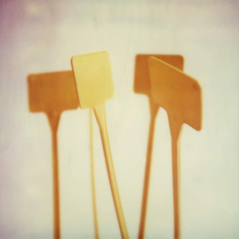 无人,方图,室内,特写,白天,白色背景,正面,静物,一排,朦胧,模糊,整齐,标志,文字,字符,塑料,字母,标识,排列,塑料制品,四个,摄影,影棚,队列,彩图,影棚拍摄,拍摄