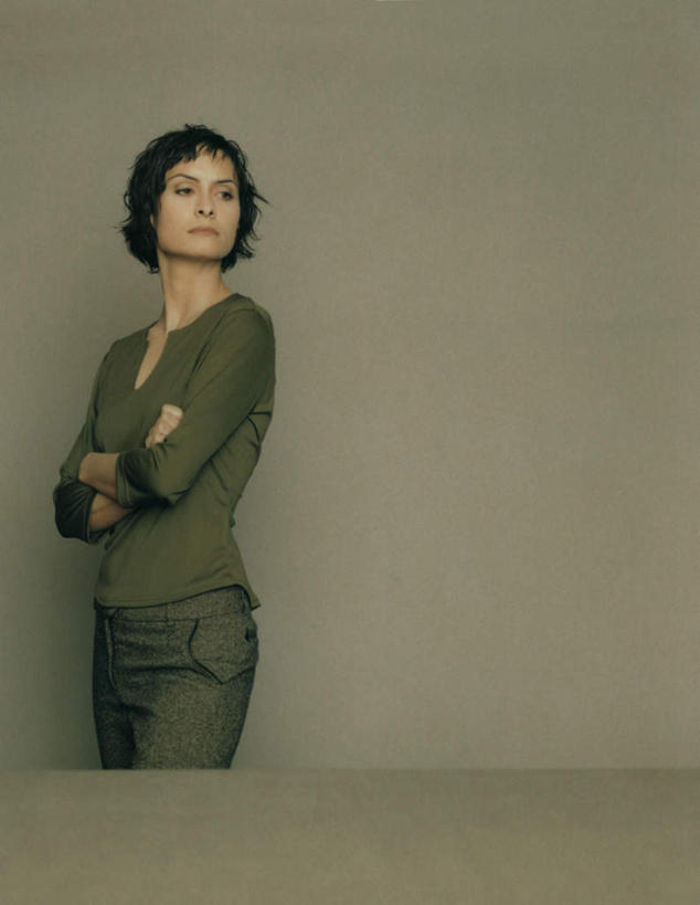 西方人,一个人,站,双手交叉,竖图,室内,白天,正面,桌子,欧洲,欧洲人,仅一个年轻女性,仅一个女性,仅一个人,灰色背景,站着,摄影,影棚,双手抱胸,年轻女性,女人,女性,白种人,站立,半身,彩图,影棚拍摄,拍摄