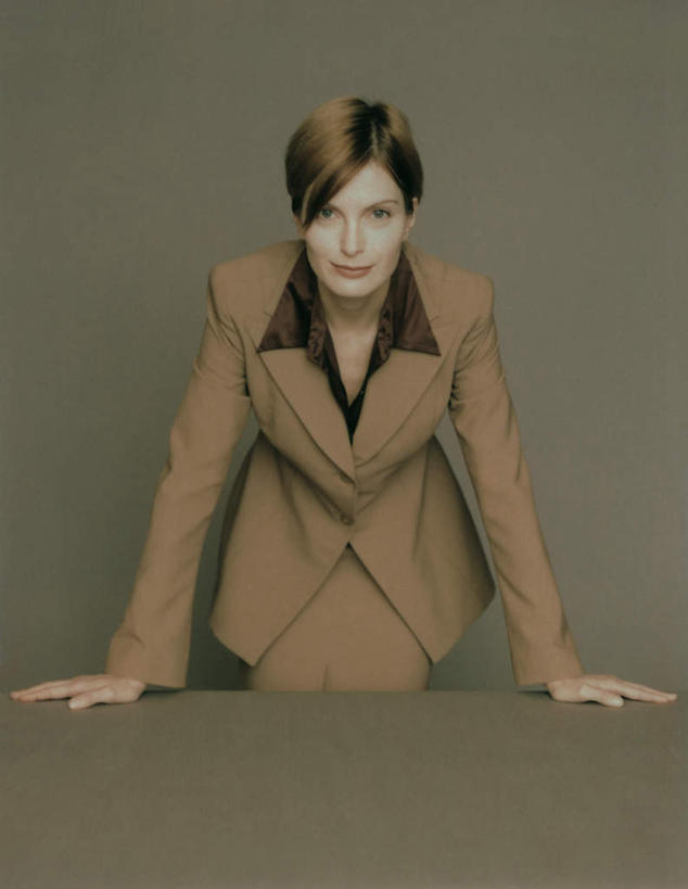 西方人,一个人,站,竖图,室内,白天,正面,桌子,欧洲,欧洲人,仅一个年轻女性,仅一个女性,仅一个人,撑,灰色背景,站着,摄影,影棚,撑着,年轻女性,女人,女性,白种人,站立,半身,彩图,影棚拍摄,拍摄