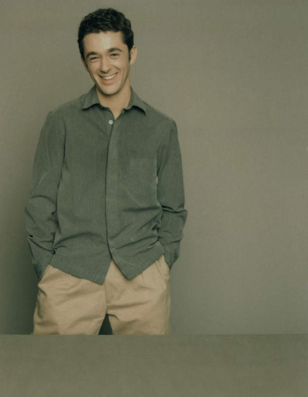 西方人,一个人,站,笑,微笑,露齿笑,竖图,室内,白天,正面,桌子,欧洲,欧洲人,仅一个男性,仅一个人,灰色背景,仅一个年轻男性,站着,摄影,影棚,双手抄兜,双手放兜,男人,男性,年轻男性,白种人,插兜,两手抄兜,两手放兜,手插兜,手放口袋,站立,半身,彩图,影棚拍摄,拍摄,手抄兜