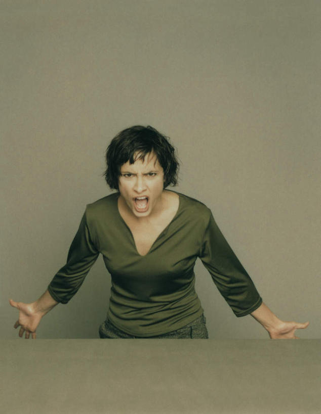 西方人,一个人,伸展双臂,竖图,室内,白天,正面,桌子,欧洲,欧洲人,仅一个年轻女性,仅一个女性,仅一个人,灰色背景,生气,喊,叫,愤怒,摄影,影棚,发怒,情绪,脾气,忿怒,怨恨,强烈,激动,年轻女性,女人,女性,白种人,敞开双臂,伸开双臂,展开双肩,张开手臂,张开双臂,半身,彩图,影棚拍摄,拍摄