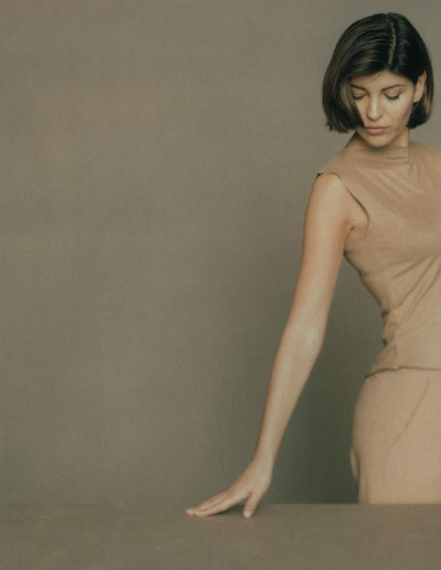 西方人,一个人,站,竖图,室内,白天,正面,桌子,欧洲,欧洲人,仅一个年轻女性,仅一个女性,仅一个人,撑,灰色背景,站着,摄影,影棚,撑着,年轻女性,女人,女性,白种人,站立,半身,彩图,影棚拍摄,拍摄