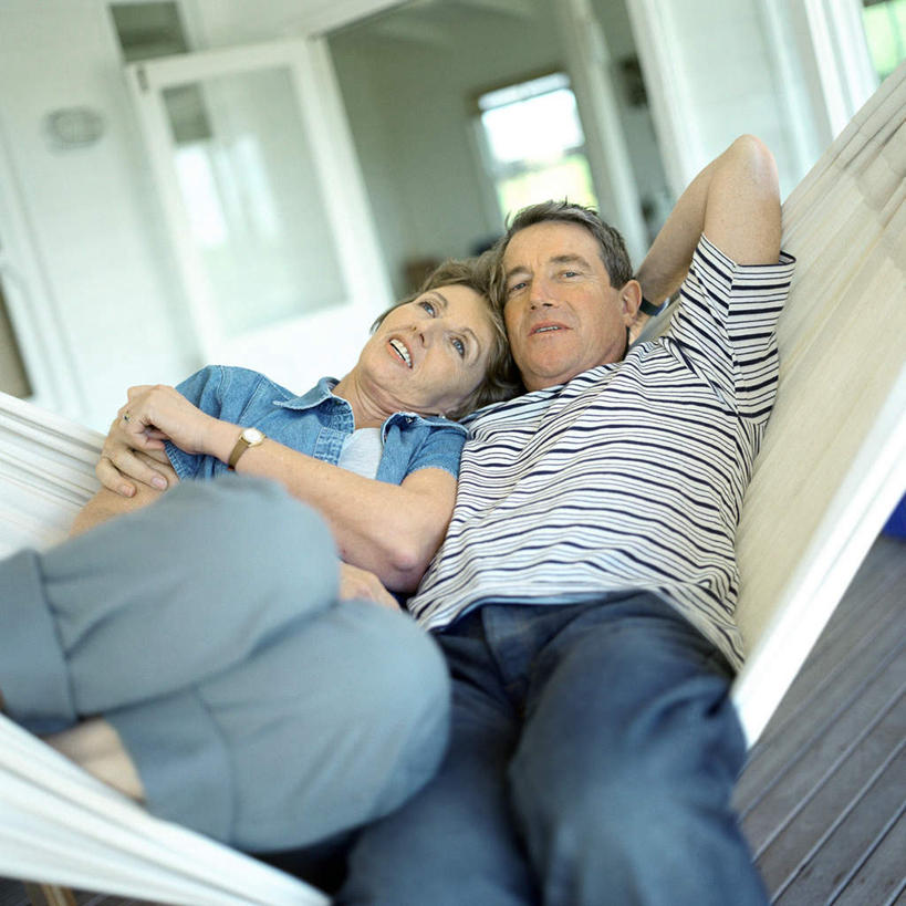 西方人,老年人,家庭,夫妻,躺,抱,方图,室内,白天,正面,爱情,窗户,床,吊床,门,欧洲,欧洲人,吊挂,悬挂,浪漫,挂,休闲装,娱乐,玻璃门,玻璃窗,门框,享受,休闲,温暖,温馨,一家人,休闲服,恩爱,放松,恋人,抱着,和睦,搂着,安逸,安适,清闲,卧着,老年男性,老年女性,男人,男性,女人,女性,白种人,情侣,搂,躺着,卧,半身,彩图,伴侣,融洽