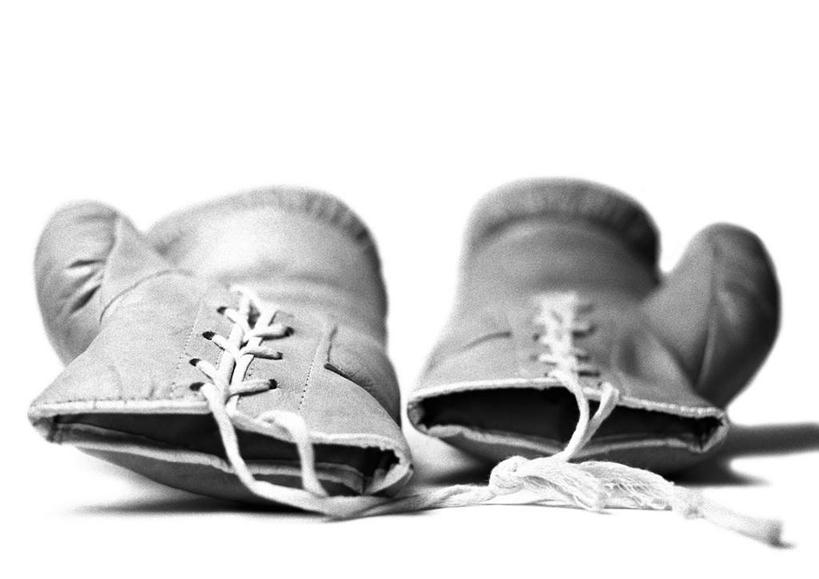 无人,横图,黑白,室内,特写,白天,白色背景,正面,锻炼,运动,拳击,静物,一双,阴影,反射,光线,影子,拳击手套,运动器械,两个,绳子,手套,健身器械,摄影,影棚,绳索,健身器材,拳击运动,体育,影棚拍摄,健身,拍摄,运动器材