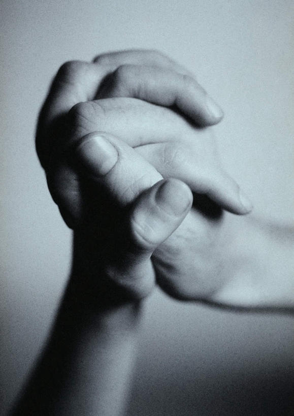 西方人,手,一个人,握手,交叉,竖图,室内,特写,白天,正面,欧洲,欧洲人,双手,仅一个男性,仅一个人,握,灰色背景,鼓励,仅一个年轻男性,加油,握拳,手部,握着,摄影,影棚,男人,男性,年轻男性,白种人,手握手,半身,彩图,影棚拍摄,拍摄