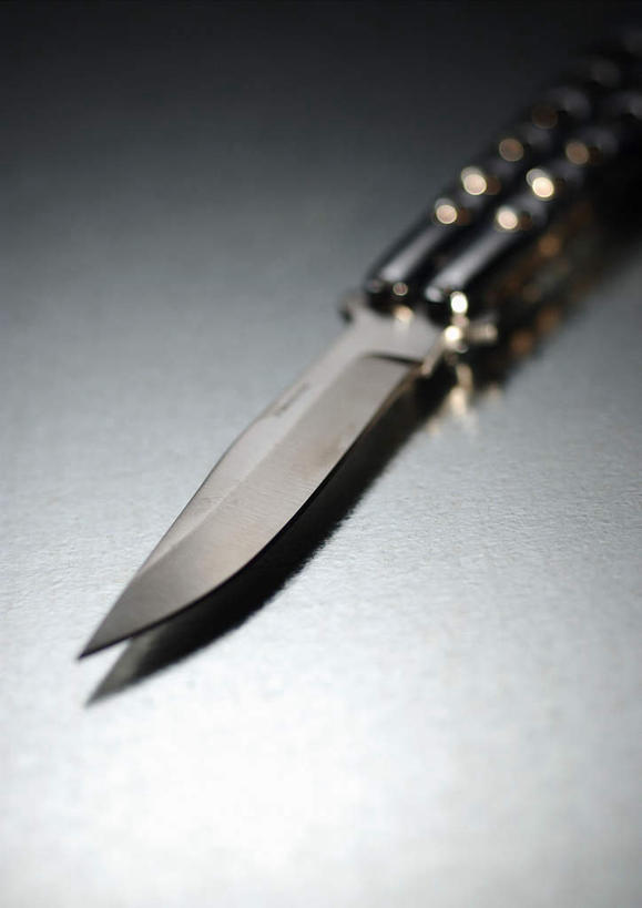 无人,竖图,俯视,室内,特写,白天,白色背景,桌面,桌子,静物,一把,阴影,反射,光线,金属,影子,刀具,一个,刀,摄影,影棚,单个,水果刀,锋利,彩图,高角度拍摄,影棚拍摄,拍摄