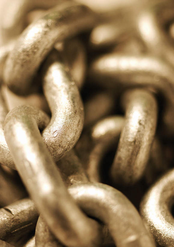 无人,竖图,俯视,室内,特写,白天,白色背景,桌面,桌子,静物,一堆,许多,阴影,堆叠,堆积,缠绕,反射,光线,金属,影子,黄色,链子,摄影,铁链,影棚,堆,链条,彩图,高角度拍摄,影棚拍摄,拍摄