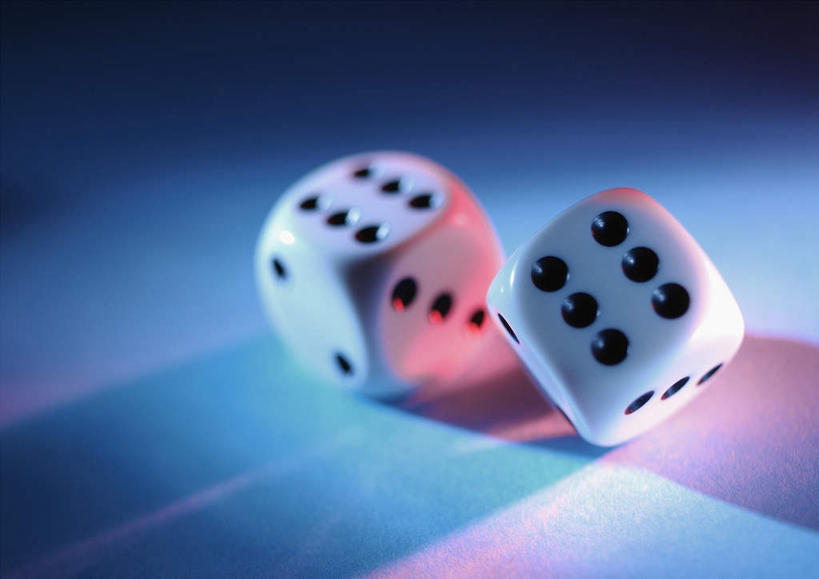 无人,横图,俯视,室内,特写,白天,游戏,赌博,贪欲,竞争,桌面,桌子,静物,玩具,阴影,反射,光线,骰子,影子,娱乐,刺激,两个,摄影,影棚,消遣,赌具,色子,投机,侥幸,欲望,投子,玩耍,彩图,高角度拍摄,影棚拍摄,拍摄,胜负,输赢