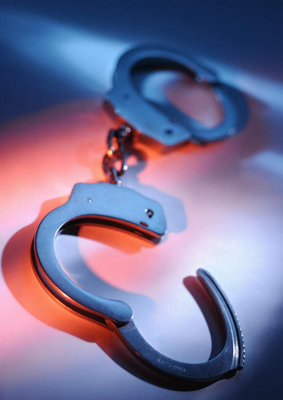 无人,竖图,俯视,室内,特写,白天,白色背景,桌面,桌子,静物,手铐,一副,关闭,阴影,反射,光线,金属,影子,一个,打开,摄影,影棚,单个,禁止,束缚,限制,禁制,彩图,高角度拍摄,影棚拍摄,拍摄