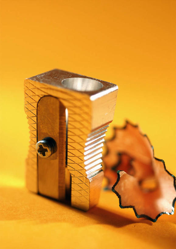 无人,竖图,俯视,室内,特写,白天,桌面,桌子,静物,阴影,黄色背景,反射,光线,金属,木屑,影子,一个,学习用品,摄影,影棚,单个,螺母,卷笔刀,刨花,彩图,高角度拍摄,影棚拍摄,拍摄