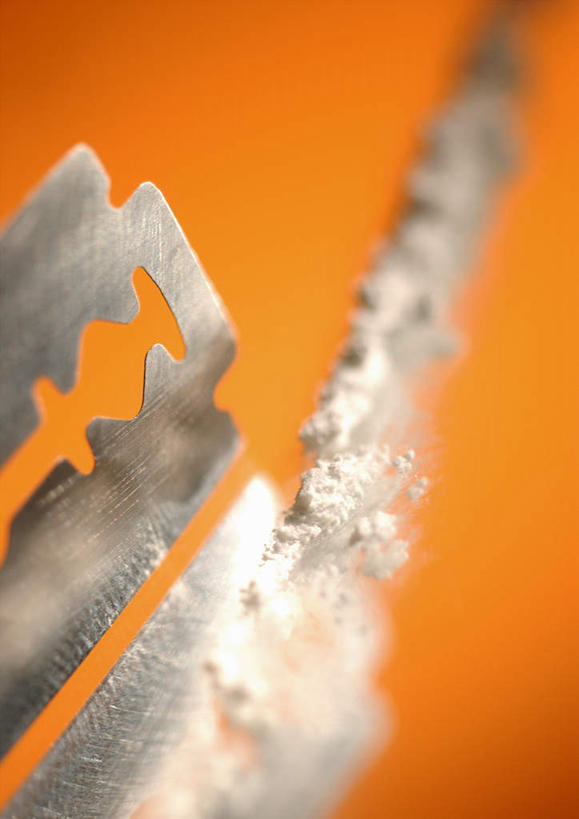 无人,竖图,俯视,室内,特写,白天,静物,阴影,黄色背景,反射,光线,金属,刀片,影子,刀具,一个,摄影,影棚,单个,锋利,彩图,高角度拍摄,影棚拍摄,拍摄