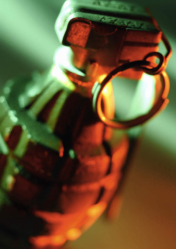 无人,竖图,室内,特写,白天,正面,静物,炸药,炸弹,绿色背景,阴影,反射,光线,影子,一个,武器,摄影,影棚,单个,威胁,弹药,手榴弹,弹体,引信,危险,彩图,影棚拍摄,拍摄