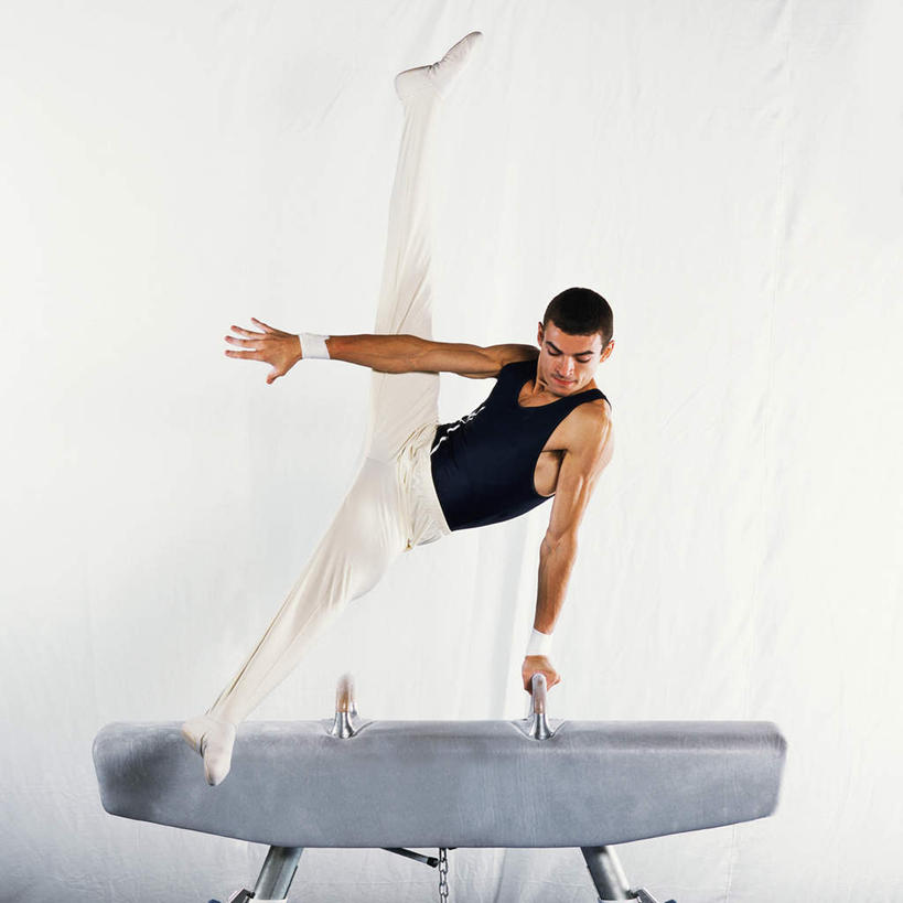 西方人,一个人,运动员,方图,室内,白天,白色背景,正面,锻炼,运动,鞍马,欧洲,欧洲人,仅一个男性,仅一个人,伸展,握,金属,体操,抬腿,旋转,运动器械,仅一个年轻男性,健身器械,力量,伸直,握着,摄影,影棚,支撑,悬空,健美,健身器材,体操运动员,体操服,体操运动,软垫,体育,男人,男性,年轻男性,白种人,体育运动员,运动选手,彩图,全身,影棚拍摄,健身,拍摄,运动器材