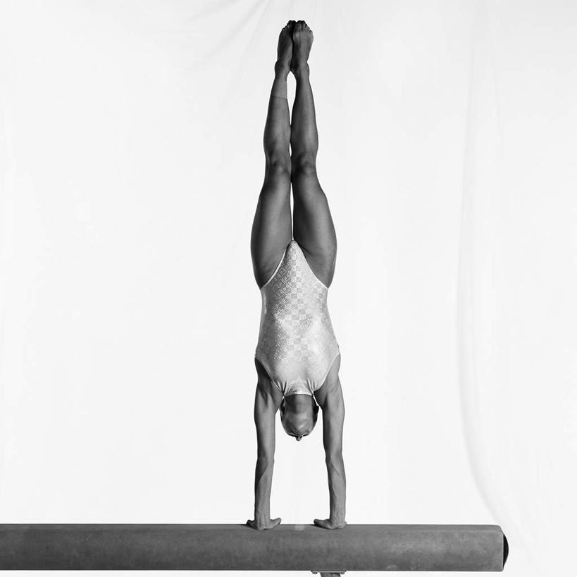 西方人,一个人,运动员,方图,黑白,室内,白天,白色背景,正面,锻炼,运动,平衡木,欧洲,欧洲人,仅一个年轻女性,仅一个女性,仅一个人,撑,倒立,体操,运动器械,健身器械,平衡,摄影,影棚,形体,撑着,健美,健身器材,塑形,体操运动员,体操服,体操运动,柔韧,体育,年轻女性,女人,女性,白种人,体育运动员,运动选手,全身,影棚拍摄,健身,拍摄,运动器材