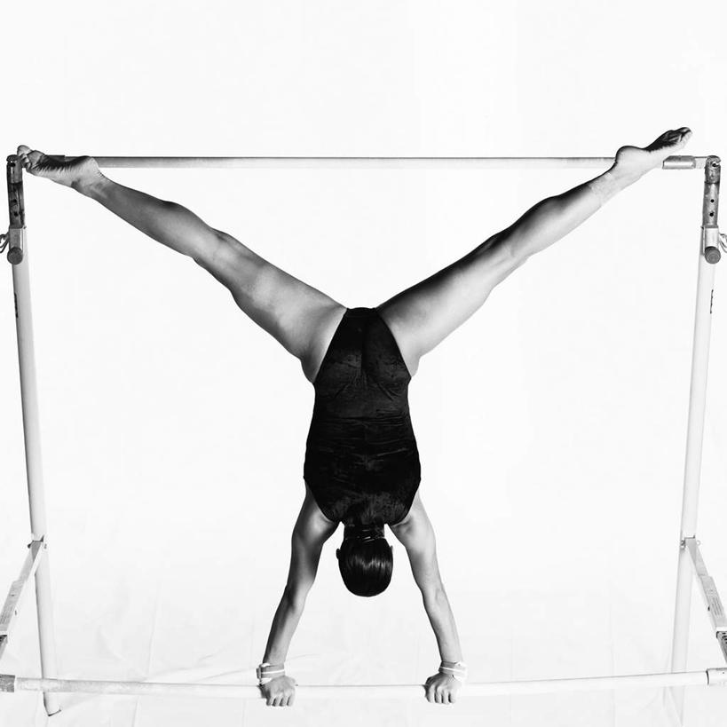 西方人,一个人,运动员,方图,黑白,室内,白天,白色背景,锻炼,运动,高低杠,欧洲,欧洲人,仅一个年轻女性,仅一个女性,仅一个人,倒立,伸展,体操,运动器械,背面,健身器械,伸直,摄影,影棚,张开双腿,支撑,形体,健美,健身器材,塑形,体操运动员,体操服,体操运动,柔韧,横杆,体育,年轻女性,女人,女性,白种人,体育运动员,运动选手,全身,影棚拍摄,健身,拍摄,运动器材