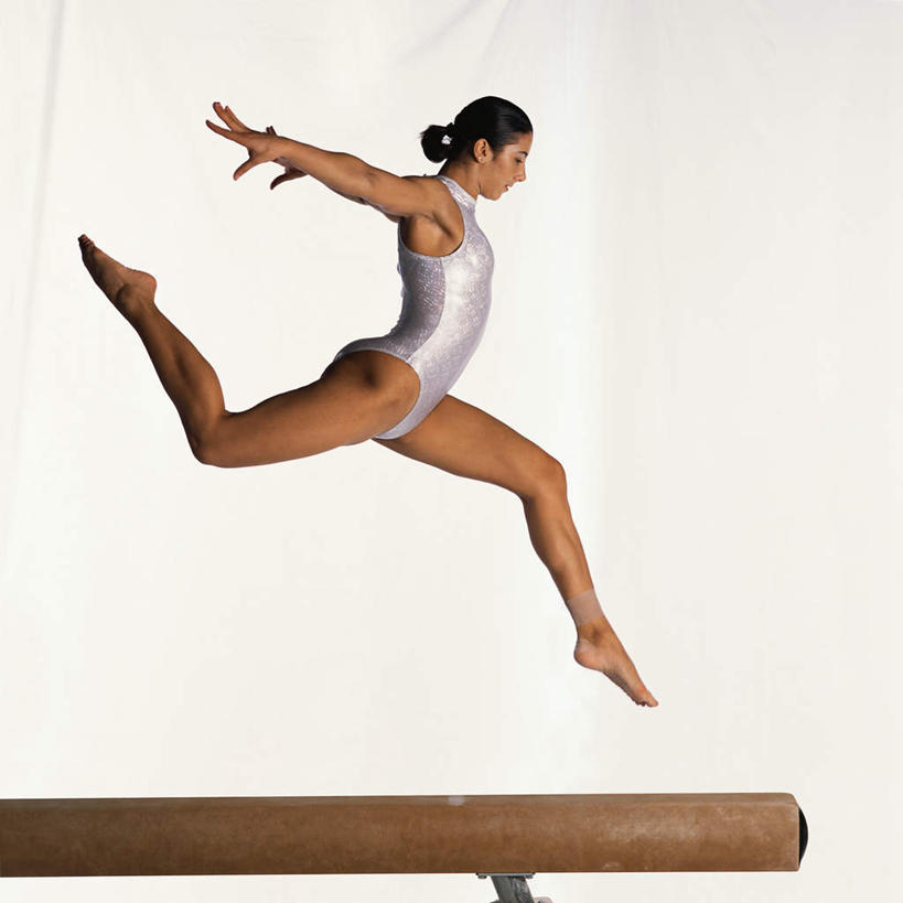 西方人,一个人,运动员,跳,方图,室内,白天,白色背景,侧面,锻炼,运动,平衡木,欧洲,欧洲人,仅一个年轻女性,仅一个女性,仅一个人,体操,半空,运动器械,健身器械,平衡,摄影,影棚,形体,健美,健身器材,塑形,体操运动员,体操服,体操运动,柔韧,体育,年轻女性,女人,女性,白种人,体育运动员,运动选手,跳跃,彩图,全身,影棚拍摄,健身,拍摄,运动器材